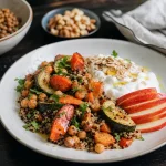 Aliment bon pour la santé : assiette riche en fibres, peu transformée (légumes, quinoa, pois chiches, yaourt nature)