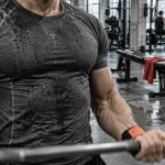 Vêtement musculation pour homme : t-shirt compression en salle de musculation